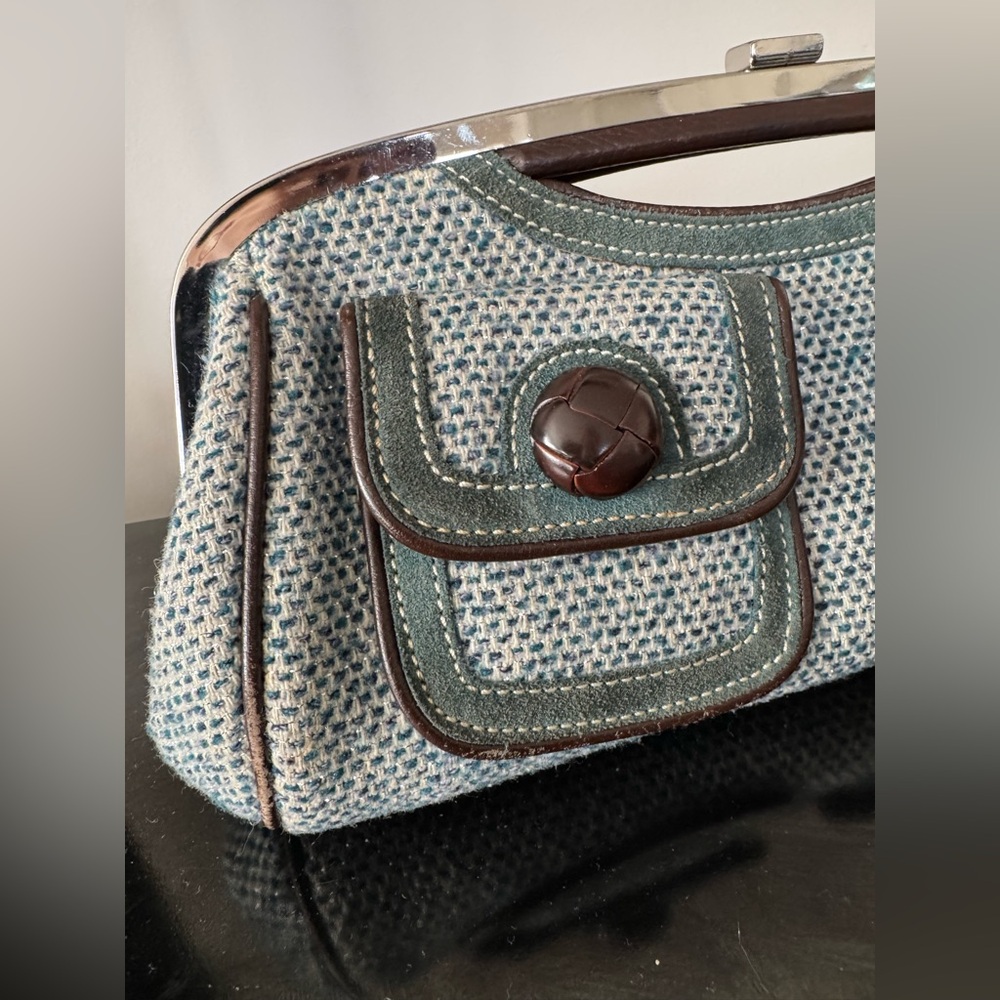 RAFĒ Chic Tweed Clutch with Button Accents - Picture 3 of 13